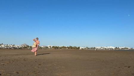 Public flashing no panties on public beach