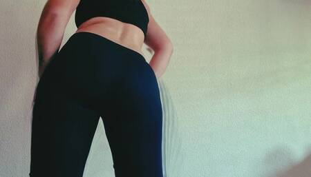 FitGirl doet thuis een work out..