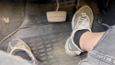 driving in sneakers mov