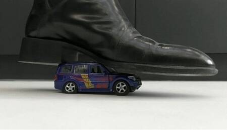 I push and trample the car very hard MP4 FULL HD 1080p