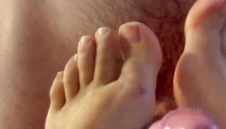 Masturbation with my friend's sweaty feet on a very hot afternoon with lust in her pussy