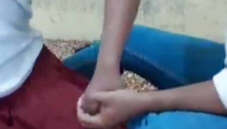 Doodhwale ne bhabhi ko chod diya