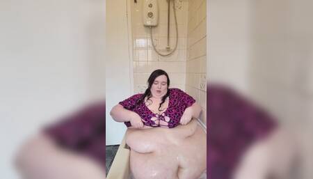 SSBBW BATH TIME FUN IN BIKINI