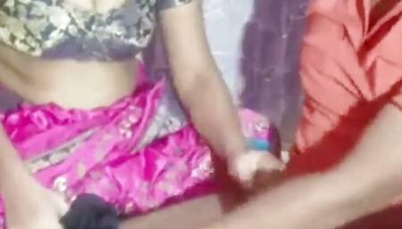 Desi Marathi bhabhi ne devar ji ko land hilate hue pakad liya aur milkar chudai ki