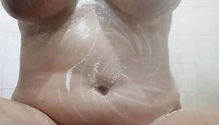 Desi women take bath and shave her tiny pussy