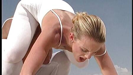 Excellent blonde lady in white gets dick in her tight asshole in the middle of the desert