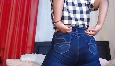 Cute 19 Year Old Brunette BBW Dances Twerking and Gets Naked for You