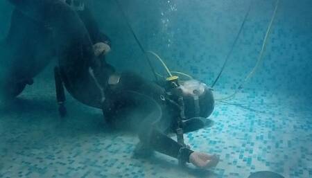 FFM scuba underwater bondage part 2
