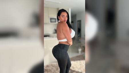 De toyboy van de supermarkt thuis uitgenodigd, ik laat me lekker gaan voor hem.. heerlijk!! ????????