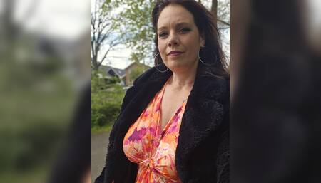 Horny milf komt keihard klaar
