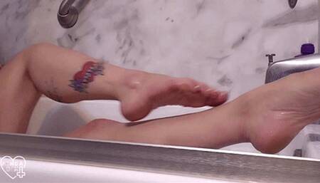 Slippery wet foot tease [WMV - 1080p]