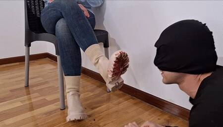 Eat crushed cake on my boot soles