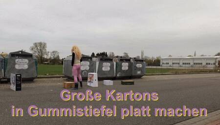 Flattening cardboard boxes in wellies - Kartons in Gummistiefeln platt machen