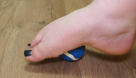 #1 Tennis balls and bbw feet (no talk)