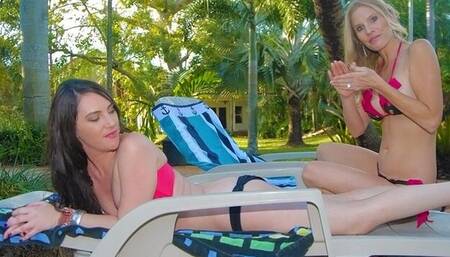 Brianna Ray and Charlotte Davis both enjoy pussy-licking