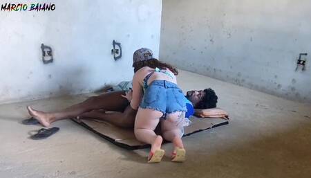 Girl Tight to Pee Enters Abandoned Building and Fucks a Man with a Big Dick