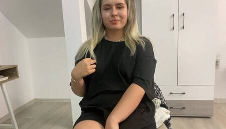 Your gassy date makes you to kiss her stinky ass