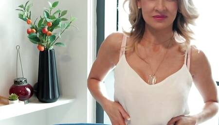 Meet fine-bodied divorcee Gigi Dior