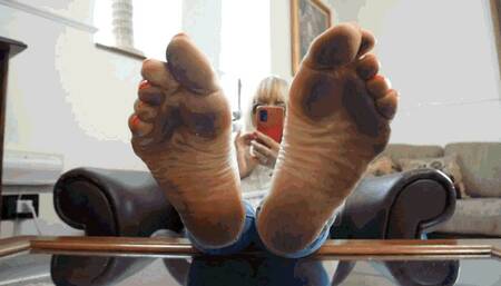 Elizabeth was cleaning out the garage, barefoot WMV (1920x1080) FHD