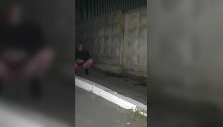 Шлюха на выгуле.