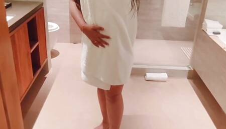 Sexy Indian Bhabhi with big boobs enjoying in Bathtub in 5 star hotel and fingering her pussy