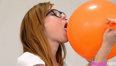 Foxy Sanie licks and inflates a huge balloon (FULLHD quality)