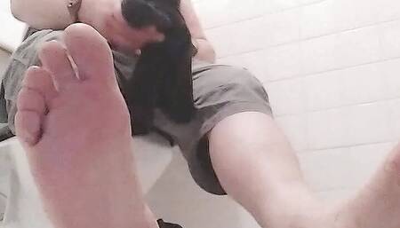 Super view chubby foot fetish in bathroom and the funny final sequence !