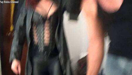 La padrona Sunny Maya si arrabbia con lo schiavo e lo calpesta - HD