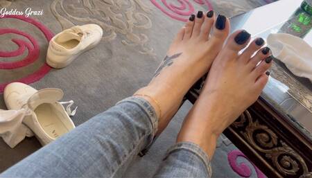 Sweaty feet after a walk in Paris - Goddess Grazi