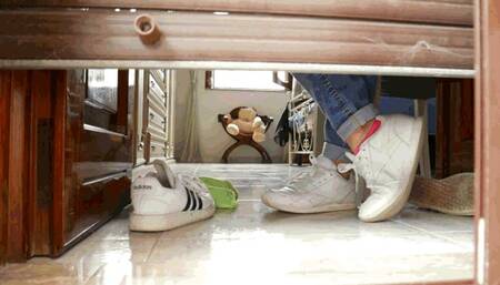 Someone is hiding behind my door WMV (1920x1080) FHD