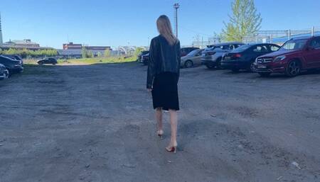 girl in high heels went to work but accidentally broke her heel