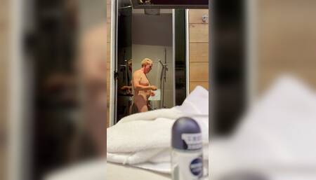 Shower after workout incl. jerk off