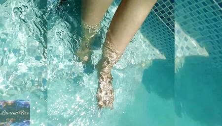 Sunbathing with your feet by the pool ☀????