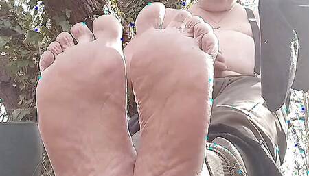 Fat pascal and his smelly feet and piss in forest with super techno music