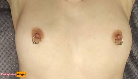 Skifter brystvortens piercinger til BDSM-ringe for en tæve!