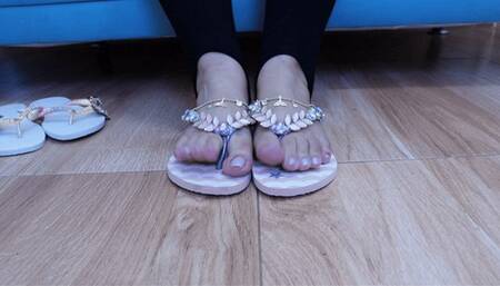 Dolce Amaran showing her toes using flip flops - BIG FEET - BBW - NAILS - FLIP FLOPS - WIGGLING TOES - SOLES - TAPPING - DANGLING