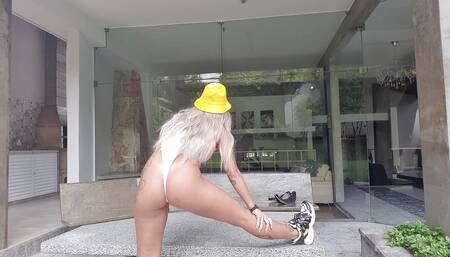 Blonde with a Big Ass Shows All Her Flexibility in a Stretching Session