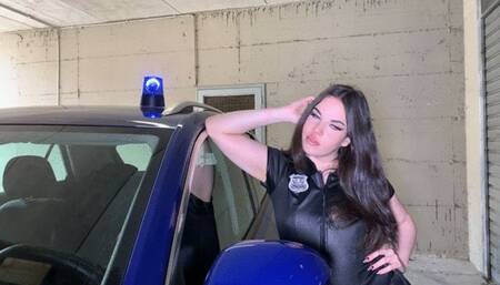 Cop Brooke loves the criminal Savannah