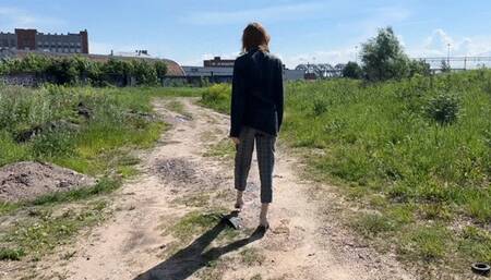 girl was jogging in the forest when suddenly she was attacked, when she woke up she was already without sneakers and with her legs tied, she had to somehow get home to untie her legs