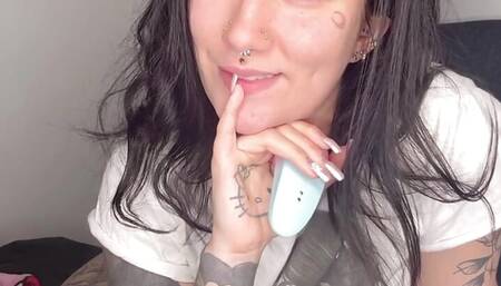 Vends-ta-culotte - French amateur girl tries her new sextoy on her sensitive clit