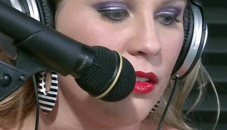 Renee's threesome with Samantha 38G