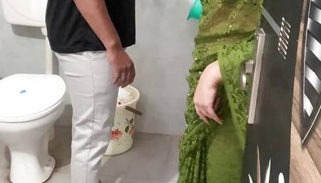 Plumber Ne kaha Bhabhi Apki jaisi Aurat ka to mai Pura Paani Pee jaau agar saath do