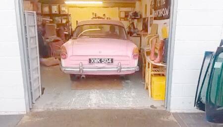 Lola Vlog 3 - Hardstarting, smoking and moving her Ford Consul after months