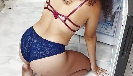 Curvy Hot MaidCurvy Hot Maid