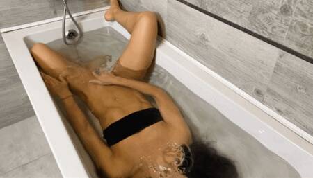 SOS!!! crazy lady at the peak of underwater orgasm