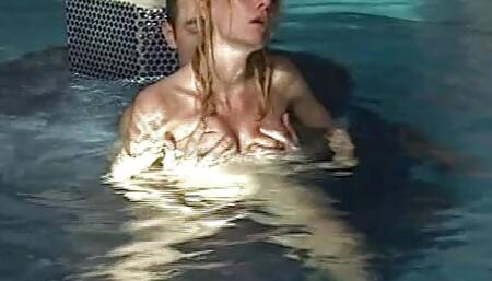 SESSO SFRENATO IN PISCINA - Episode 2