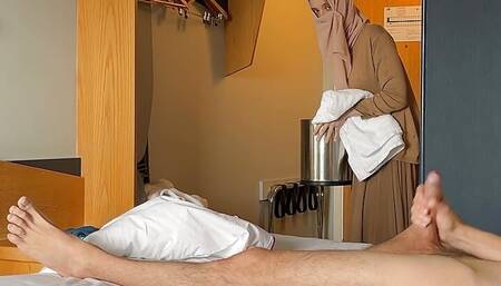 Public Dick Flash. I pull out my dick in front of a Muslim maid in hijab