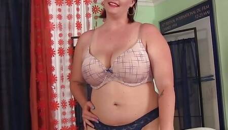 Juicy Plumper Amanda Foxx Stimulates Her Twat Using Toys