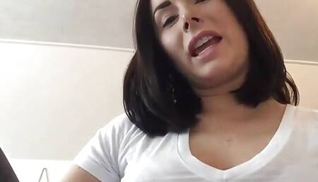 Paige Turnah shows you her big juicy ass in this homemade video with cream and shakes close to the camera.