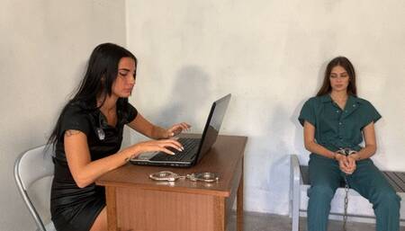 The incredible escape of inmate Gaia against cop Charlotte